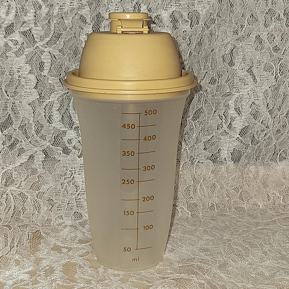 Tupperware: Quick Shake Cup With Lid